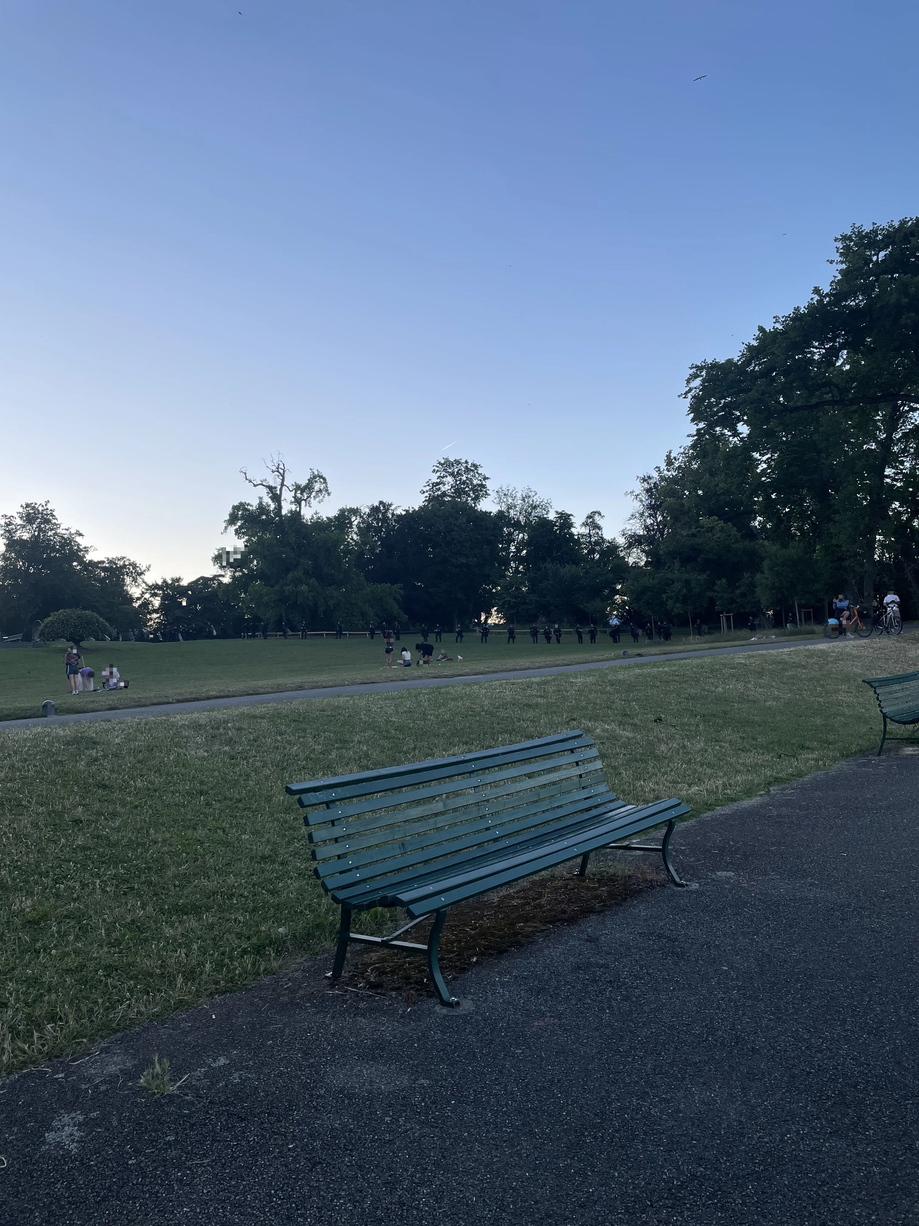 Des policiers stationnés en nombre au bord du Parc de la Perle du Lac.