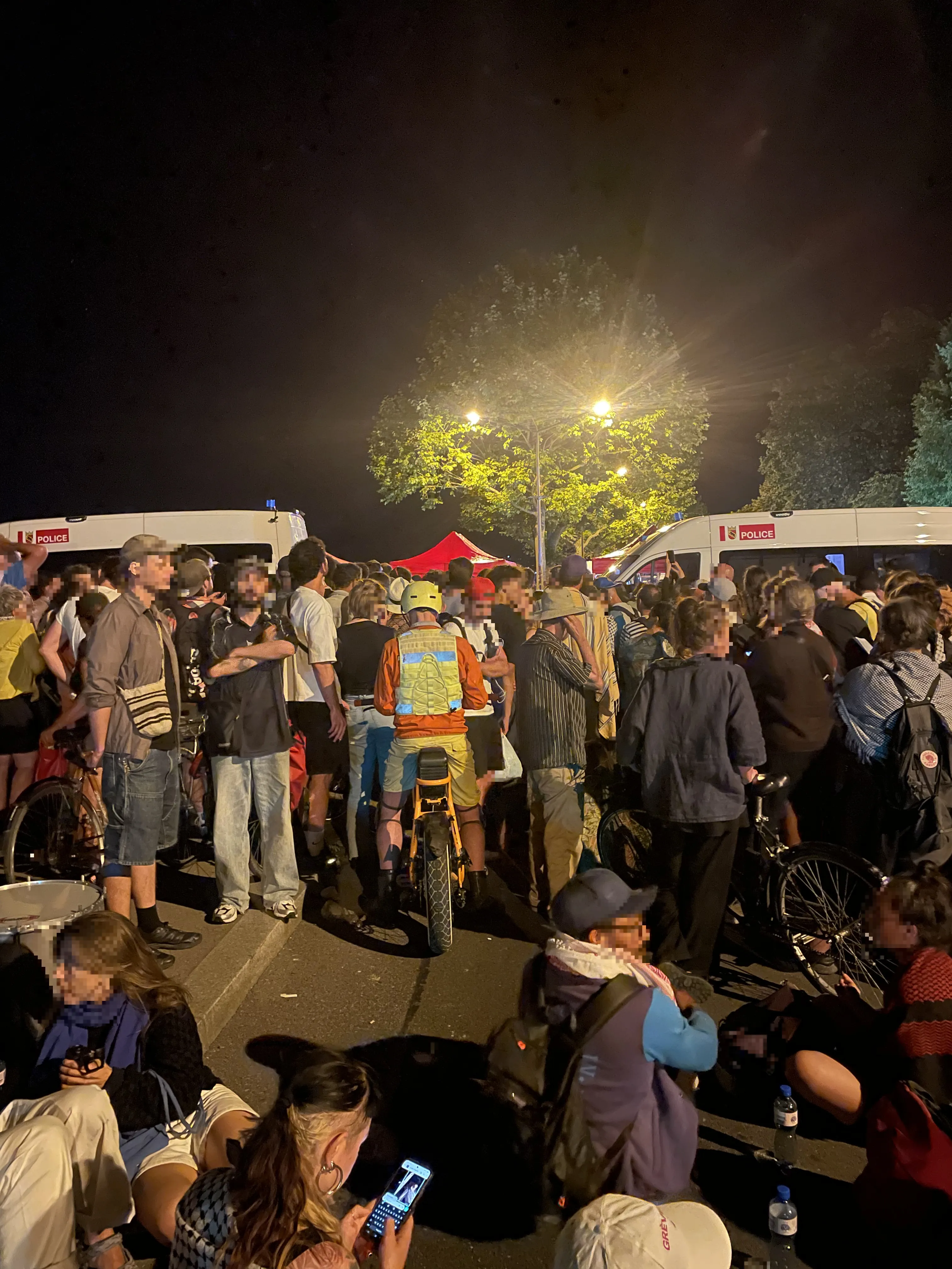 Une file se forme à la sortie de la nasse.