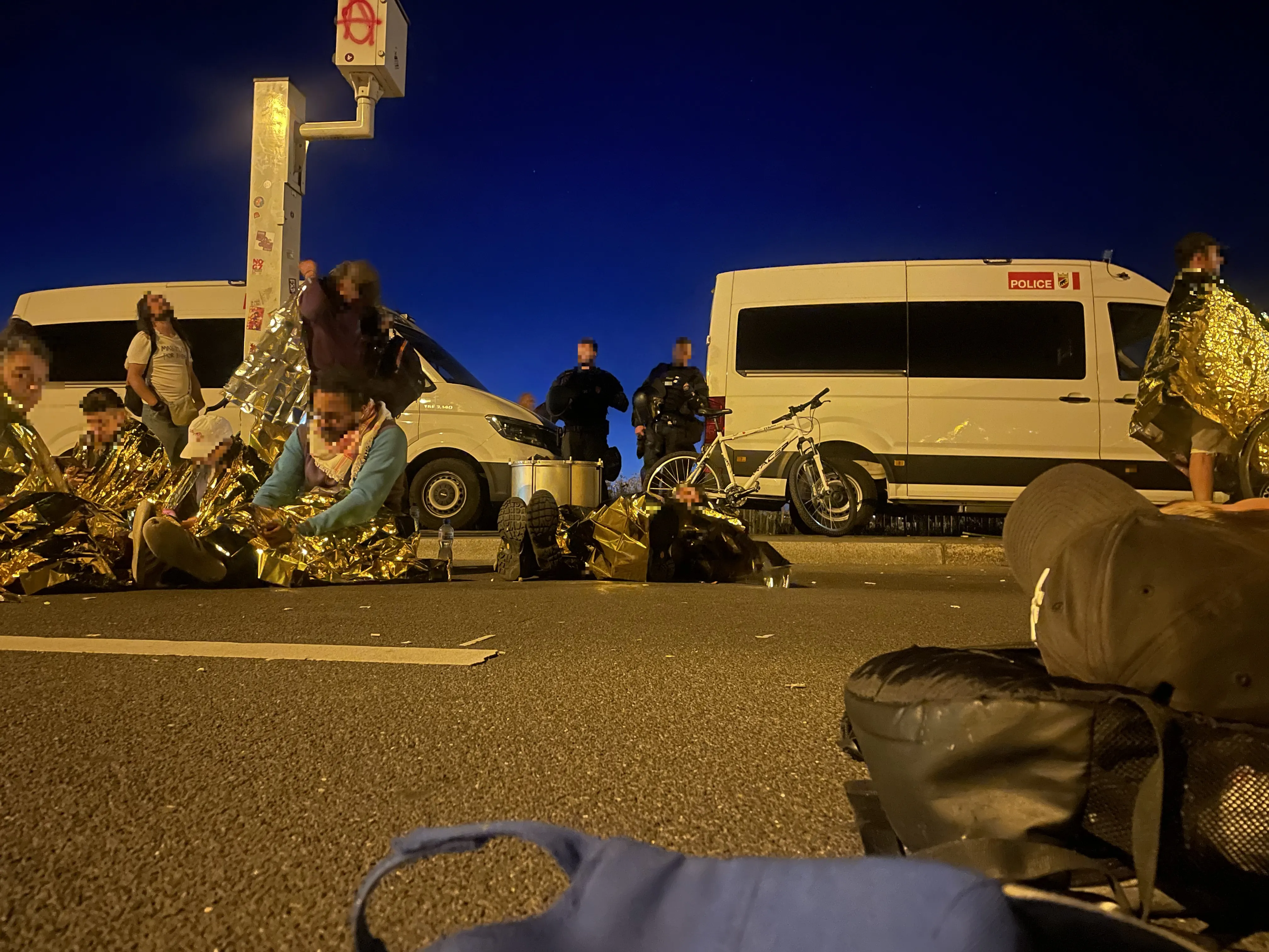Le soleil se lève entre les véhicules de police.